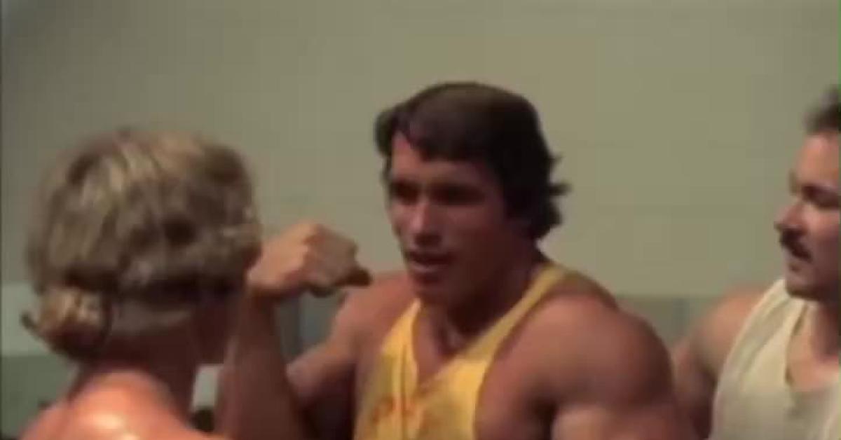 Arnold Schwarzenegger E Il Braccio Teso Da Bodybuilder Lironia Del