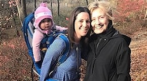 Hillary Clinton, con i cani tra i boschi: prima foto dopo il discorso di sconfitta