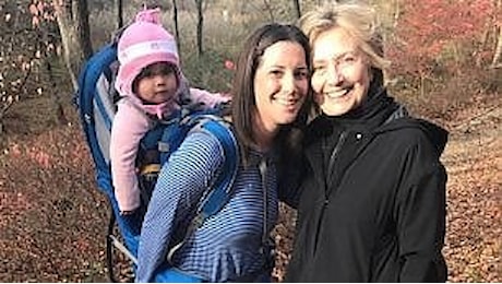 Hillary Clinton, con i cani tra i boschi: prima foto dopo il discorso di sconfitta