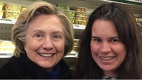 Usa, nuovo avvistamento: stavolta Hillary è al supermercato