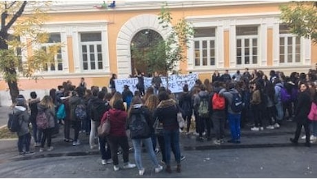 Roma, il liceo occupato sgomberato dai genitori: I figli riportati a casa a schiaffi