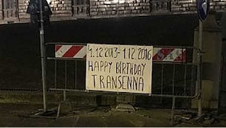 Firenze, gli auguri dei residenti a una transenna in piazza Pitti: Qui da tre anni, buon compleanno