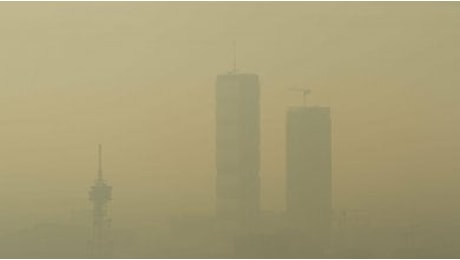 Milano, sale ancora il livello di inquinamento: da domenica stop ai diesel Euro 3 e giù i riscaldamenti