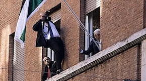 Il fotografo spericolato per Abu Mazen a Roma, inaugurata l'ambasciata palestinese