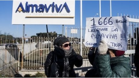 Almaviva, nel call center dei 1600 licenziati: La sinistra qui ci ha preso a calci
