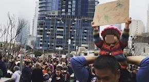 Marcia delle donne, la bimba di 22 mesi simbolo della protesta contro Trump