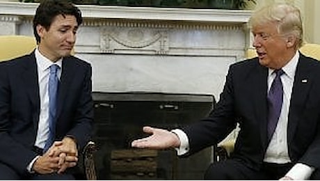 Usa, Trudeau incontra Trump: la stretta di mano è sofferta
