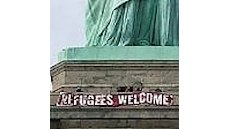 Refugees welcome, lo striscione sulla Statua della Libertà
