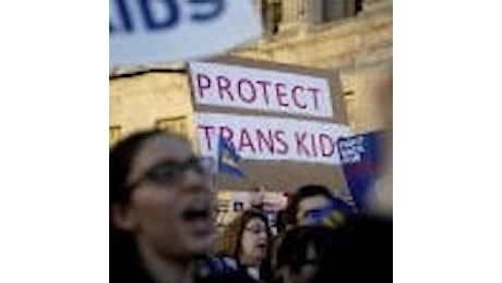 Usa, Trump revoca norma Obama su uso bagni per studenti transgender