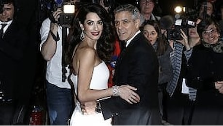 Una mamma da red carpet: Amal Clooney debutta con il pancione