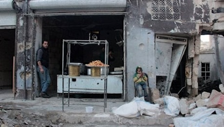 Siria, ritorno alla vita tra le macerie: riaprono botteghe e panifici nella città liberata dall'Isis