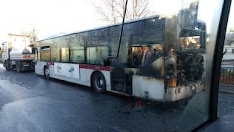 Roma, ancora un bus in fiamme: vettura a fuoco sulla Tuscolana