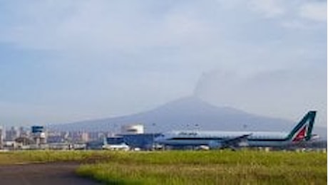 Etna in eruzione, due colate e cenere vulcanica. Chiuso l'aeroporto di Reggio Calabria