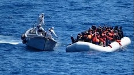 Migranti, Salvini accusa: C'è un dossier dei servizi su scafisti-Ong, il governo lo renda pubblico