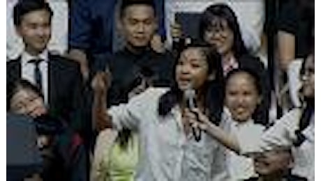 Vietnam: Obama incontra i giovani e invita la rapper a cantare 