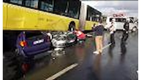 Turchia, spaventoso incidente stradale: bus schiaccia due auto, 11 feriti