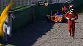 Formula 4, buffo epilogo dopo l'incidente: il pilota rincorre il rivale che scappa via spaventato