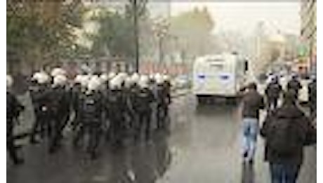 Turchia, parlamentari e giornalisti in arresto: scontri fra polizia e manifestanti