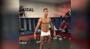 Il Mannequin Challenge del Portogallo: Cristiano Ronaldo resta in boxer