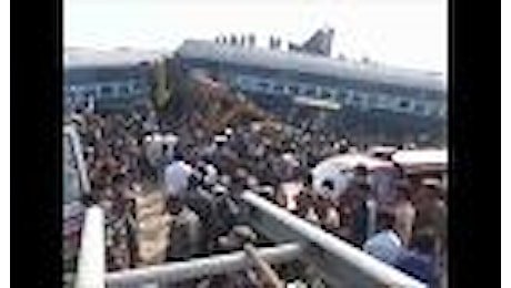 India, scontro fra treni a Kanpur: i vagoni accartocciati