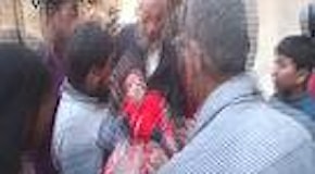 Siria: bimba estratta viva dalle macerie dopo i bombardamenti