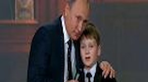 Putin scherza con i bimbi: ''La Russia non ha confini''