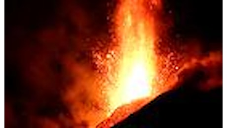 L'Etna torna a dar spettacolo: le immagini notturne dell'eruzione