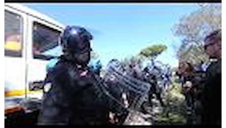 Gasdotto Tap, la polizia forza il blocco dei manifestanti: alta tensione in Salento