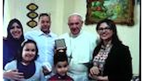 Milano, il Papa visita una famiglia di musulmani: ''Ha bevuto il latte con noi''