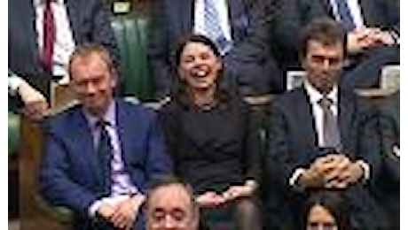 Regno Unito, Theresa May loda i valori europei: i parlamentari scoppiano a ridere