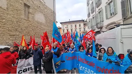 Sciopero, 4mila lavoratori al corteo in centro. Disagi in aeroporto: 20 voli in ritardo - Le foto