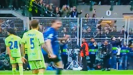 Inigo Martinez, sputo ad Acerbi dopo il raddoppio dell'Inter: rissa sfiorata dopo il rigore