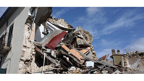 Sentenza choc per il sisma dell’Aquila, nessun risarcimento e spese legali a carico dei parenti di 7 vittime: “Condotta incauta”