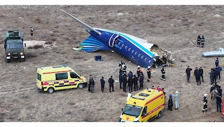 Aereo di linea precipita in Kazakistan: 42 morti e 25 sopravvissuti