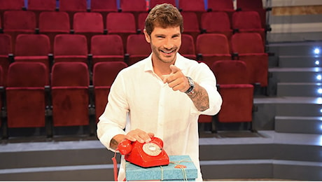 Stefano De Martino e la sua «torta-pacco» di compleanno: farà tornare di moda il cake design?