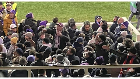 Vergogna al Franchi: tifoso azzurro insultato in tribuna dopo il gol di Neres, costretto a cambiare posto | FOTO