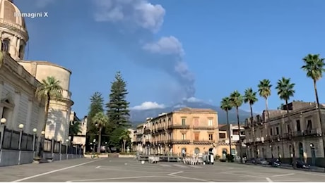VIDEO Etna, il vulcano ripreso durante l'eruzione: le immagini virali sui social