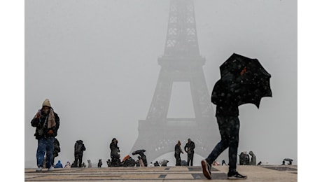 Parigi, principio di incendio sulla Torre Eiffel: «Evacuati 1.200 visitatori» – Il video