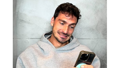 FOTO - L’attesa di Hummels per il nuovo allenatore. E c’è il like di Dybala