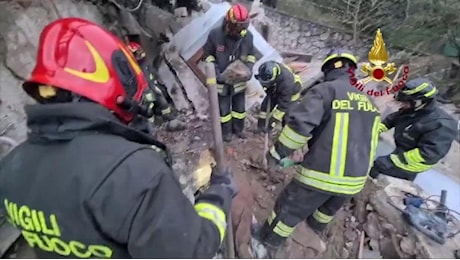 Crollo di una villetta nel Lucchese, vigili del fuoco a lavoro per trovare i dispersi