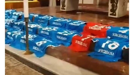 Funerali Daniele, tutti i giocatori del Napoli hanno donato le proprie maglie. Commozione in chiesa