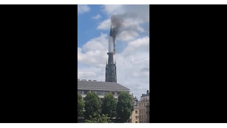 Francia, incendio a una guglia della cattedrale di Rouen, rogo divampato durante lavori di ristrutturazione - VIDEO