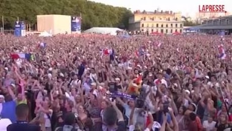 Parigi 2024, la gioia dei francesi per il 4° oro di Marchand