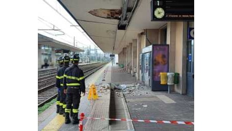 Crolla una pensilina alla stazione ferroviaria di Monza, un ferito