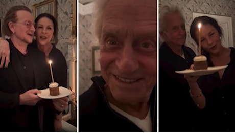 Michael Douglas, compleanno con sorpresa: la moglie Zeta-Jones canta insieme a Bono Happy Birthday