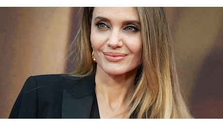 I capelli ricci e voluminosi di Angelina Jolie