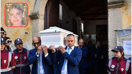 Funerali di Margaret Spada a Lentini, lutto cittadino e commozione: il video della folla dietro alla bara