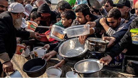 Gaza, in 2 mesi e mezzo distribuiti solo 12 camion di aiuti: e un uovo arriva a costare 6 euro