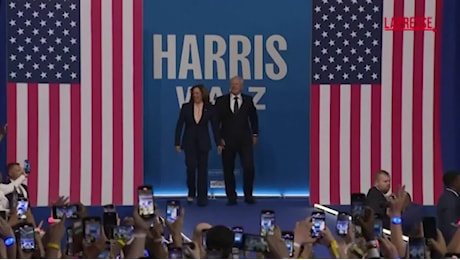 VIDEO Usa, Kamala Harris sul palco con Tim Walz: Il vicepresidente che gli Stati Uniti si meritano