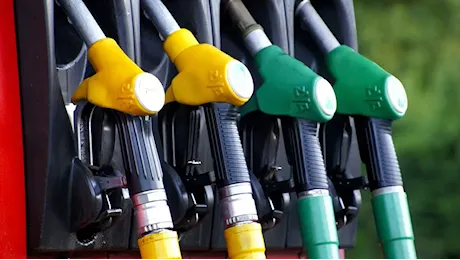 Benzina e diesel, prezzi alla pompa in calo